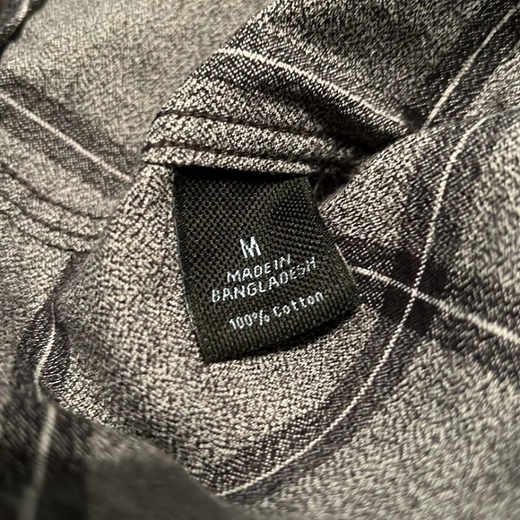 Medium Slim fit Marc Anthony button down shirt. - Picture 3 of 4